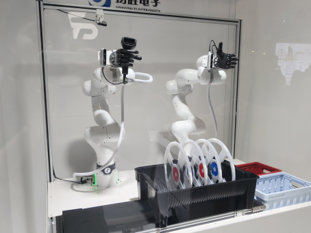直击WAIC|均胜电子展台巨型机器人头部吸睛	，灵巧手、机器人头部总成等集中亮相